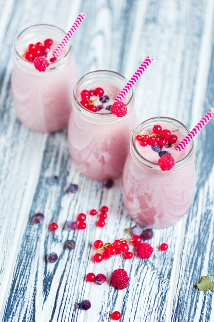 Rangée de pots de lait frappé avec baies de côté