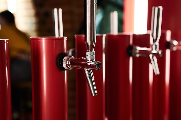 Rangée de robinets de bière rouge au bar