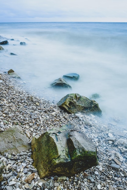 Rangée de rochers en mousse de vagues