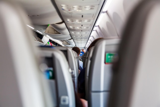 Photo une rangée de sièges pour les passagers dans un avion en perspective