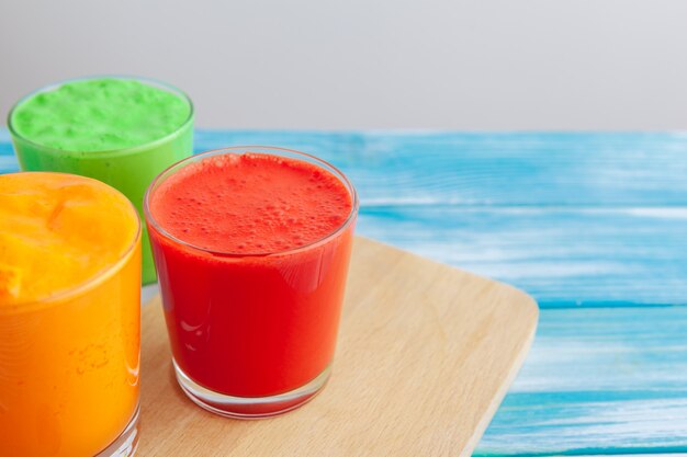 Rangée de smoothies de fruits et légumes sains