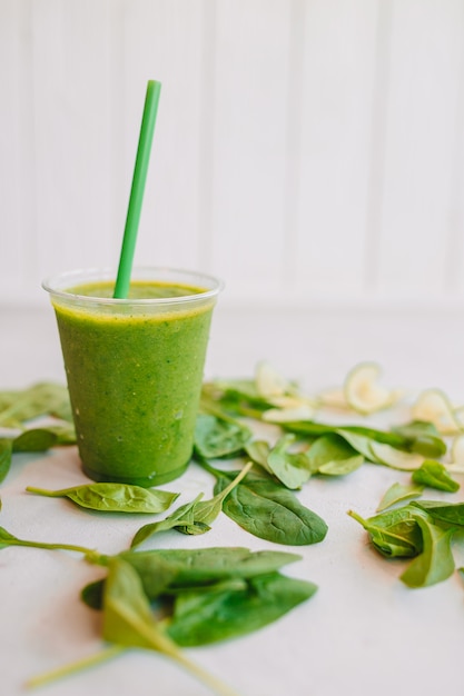 Rangée de smoothies sains aux fruits et légumes frais avec des ingrédients assortis