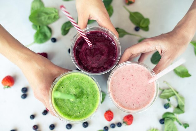 Photo une rangée de smoothies sains à base de fruits et de légumes frais avec des ingrédients variés