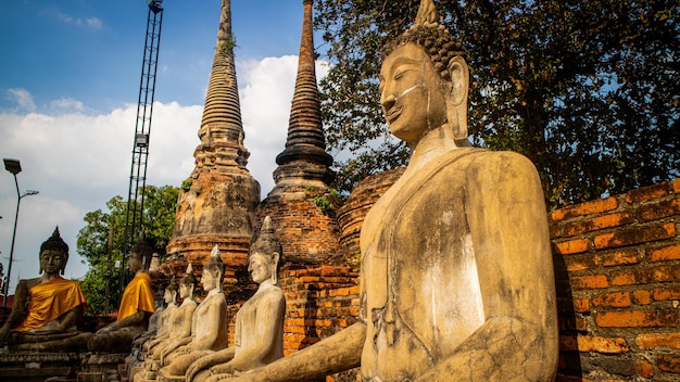 Une rangée de statues en ruine de Bouddha au Wat Yai ChaimongkolWat Yai Chai Mongkhon Ayuthaya en Thaïlande