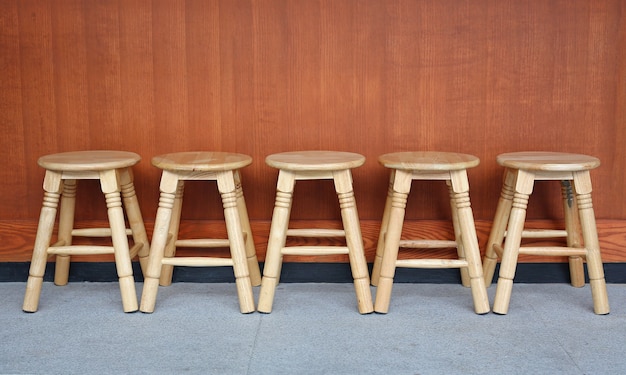 Rangée de tabourets en bois devant le café