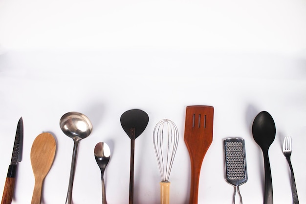 Photo une rangée d'ustensiles de cuisine avec le mot cuisine sur le dessus.