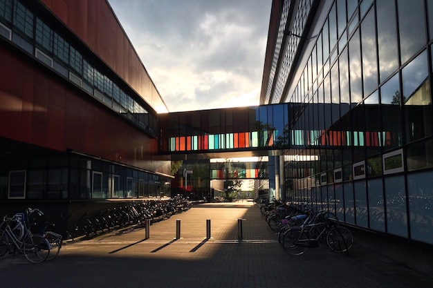 Une rangée de vélos garés près des bâtiments de l'université de Twente.