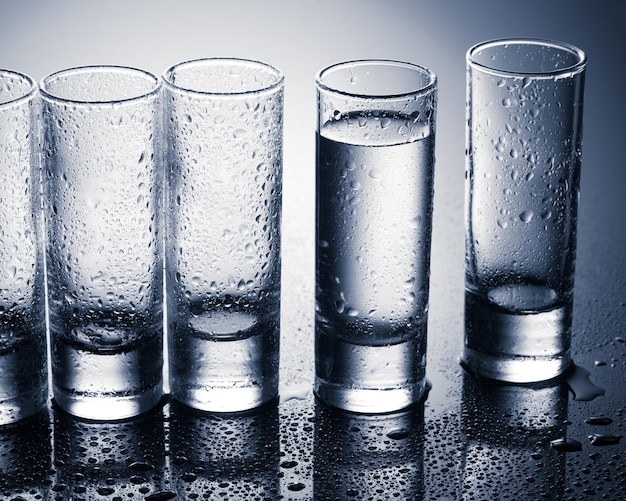 Photo rangée de verres pour la vodka