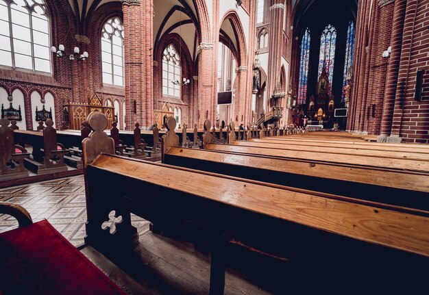 Rangées de bancs d'église à l'ancienne église catholique européenne