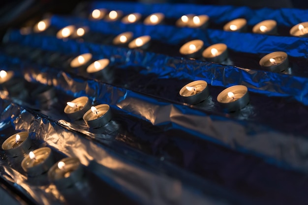 Rangées de bougies votives sur l'église catholique