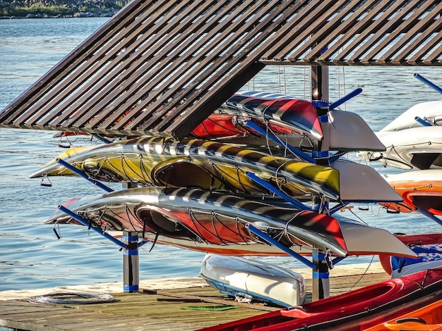 Rangées de canoës et kayaks près de la rivière sous le toit