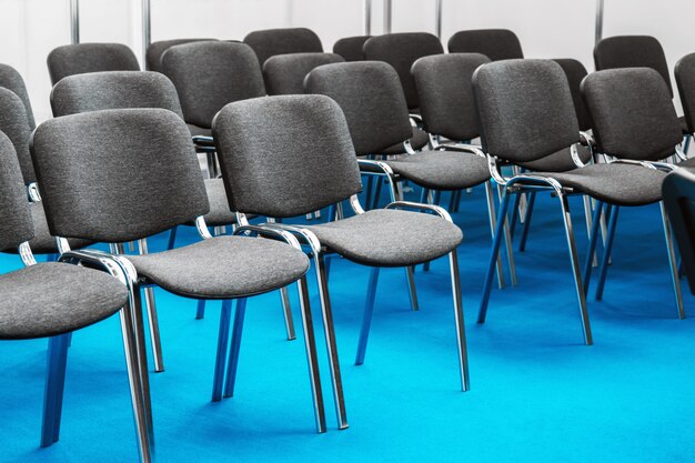 Rangées de chaises pour la conférence