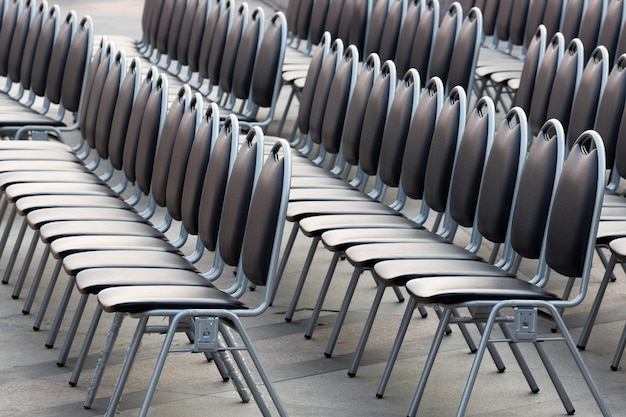 Des rangées de chaises pour se détendre.