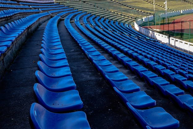 Rangées de chaises de stade en bleu