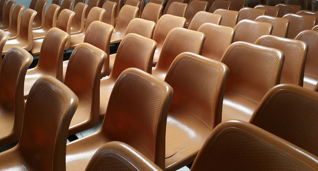 Photo rangées de chaises vides