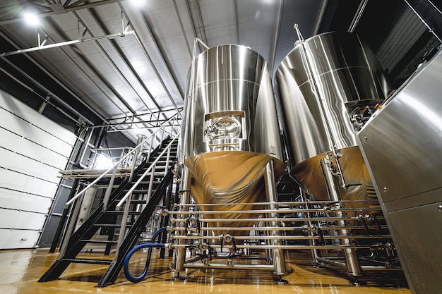 Rangées de cuves en acier pour la fermentation et la maturation de la bière dans une brasserie artisanale