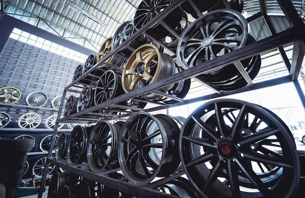 Rangées de disques de voiture en métal dans un magasin