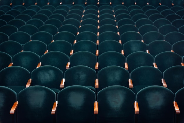 rangées de fauteuils en velours doux dans l'auditorium du théâtre