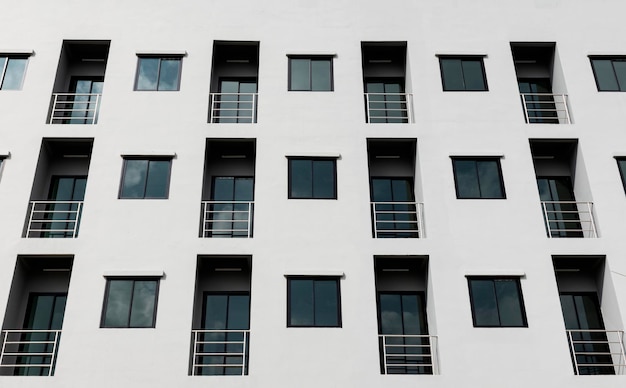Rangées de fenêtres sur immeuble moderne