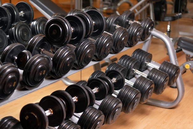 Des rangées d&#39;haltères dans le gymnase.