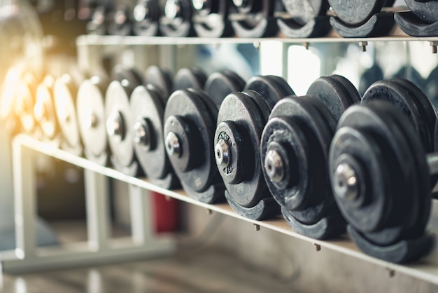 Rangées d&#39;haltères dans la salle de gym, couleur vintage