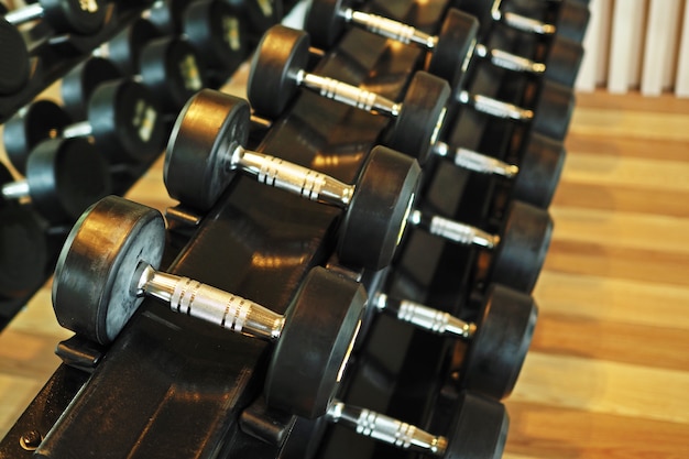 Rangées d&#39;haltères dans la salle de gym