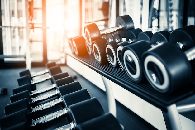 Photo rangées d'haltères dans la salle de gym