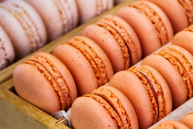 Rangées de macarons dans une boîte en bois