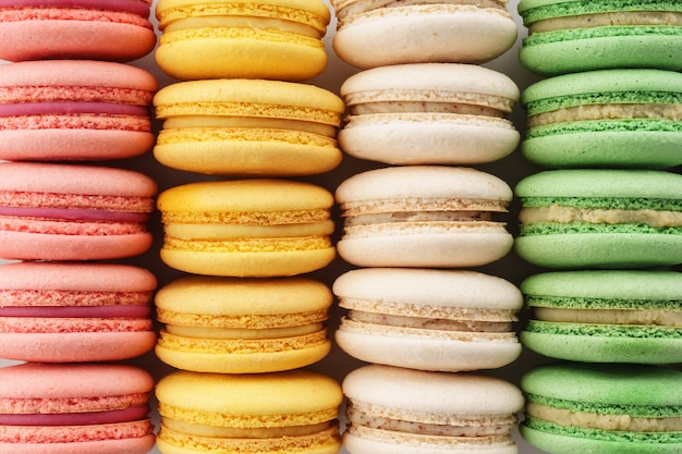 Rangées de macarons français colorés. Contexte créatif.