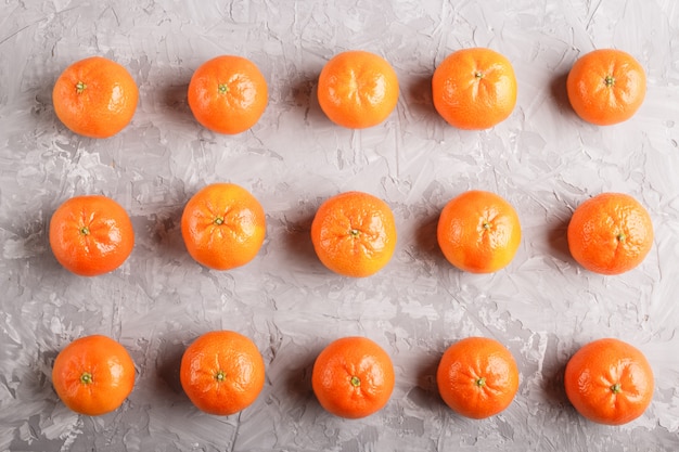 Rangées de mandarines sur gris