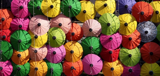 Rangées de parapluies colorés