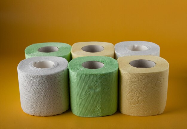 Photo des rangées de rouleaux de papier toilette multicolore