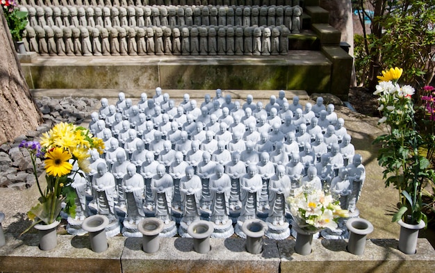 rangées de sculptures en pierre similaires