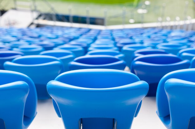 Rangées de sièges bleus au stade de football.