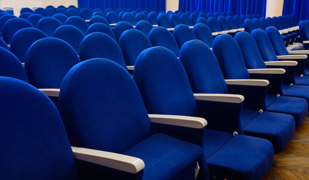 Les rangées de sièges vides dans l'auditorium, le théâtre ou la salle de conférence