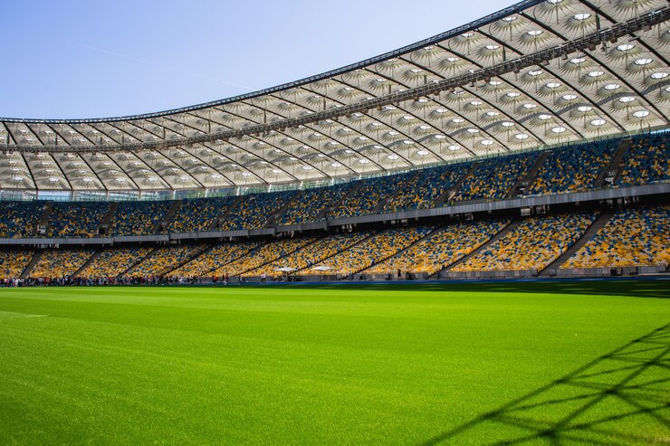 Photo des rangées de sièges vides dans un stade olympique de football avec des bancs jaunes et bleus