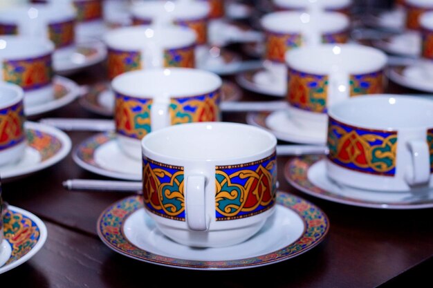 Rangées de tasse et soucoupe colorées pures avec cuillère à café