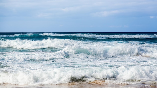 Rangées de vagues arrivant sur le rivage