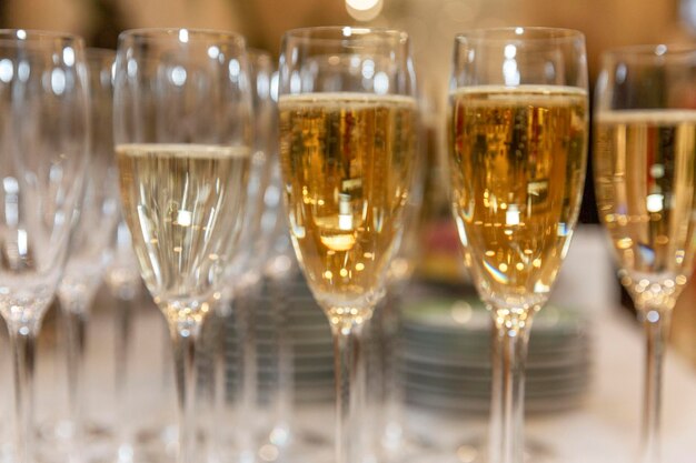 Photo des rangées de verres avec du champagne sur la table fêtes et événements closeup