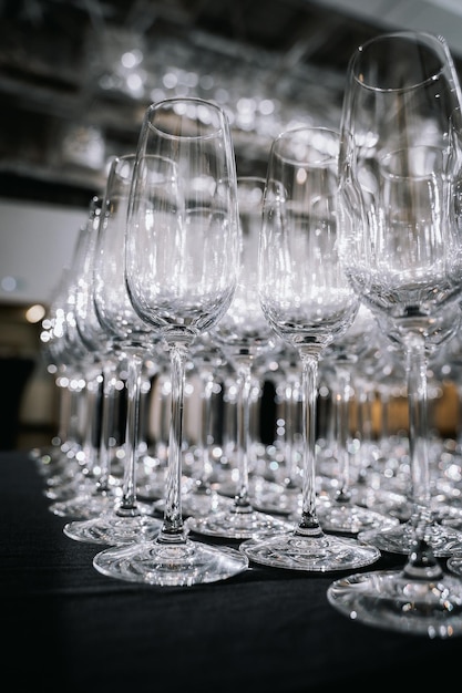 des rangées de verres propres sur la table