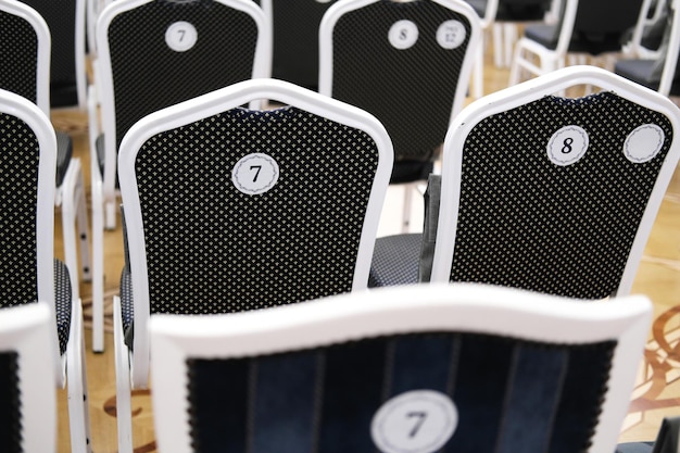 Rangées vides de chaises en velours noir vintage dans la salle de concert Auditorium fond noir de vieilles chaises