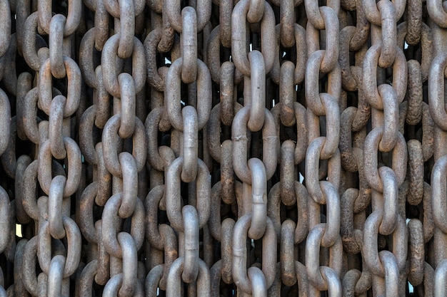 Rangées de vieilles chaînes en métal rouillé comme motif de fond