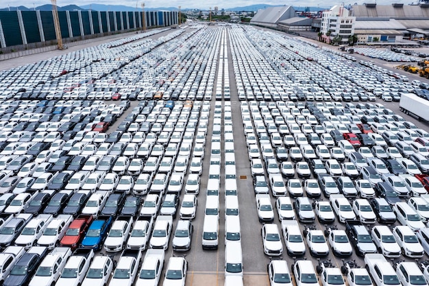 Rangées de voitures neuves garées dans l'entrepôt de l'usine pour les concessionnaires de distribution négociant en import export