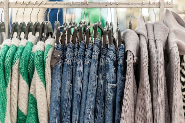 Photo ranger les vêtements sur une étagère dans la boutique