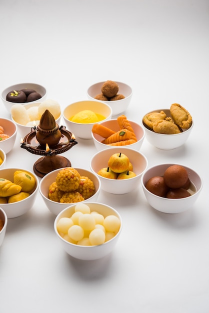 Rangoli de bonbons indiens assortis ou mithai dans un bol pour Diwali ou tout autre festival, mise au point sélective