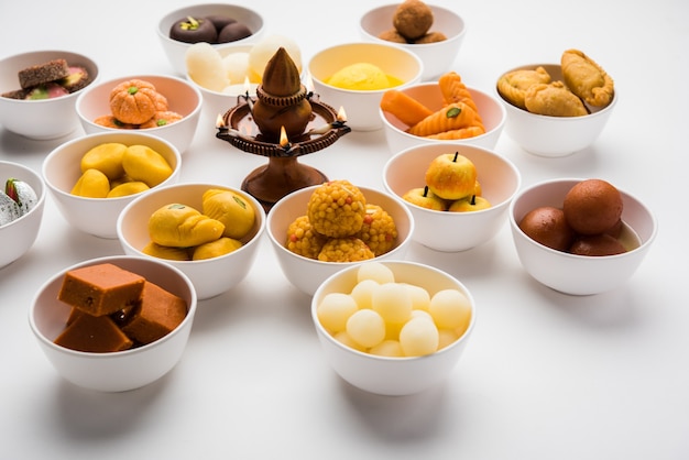 Rangoli De Bonbons Indiens Assortis Ou Mithai Dans Un Bol Pour Diwali Ou Tout Autre Festival, Mise Au Point Sélective