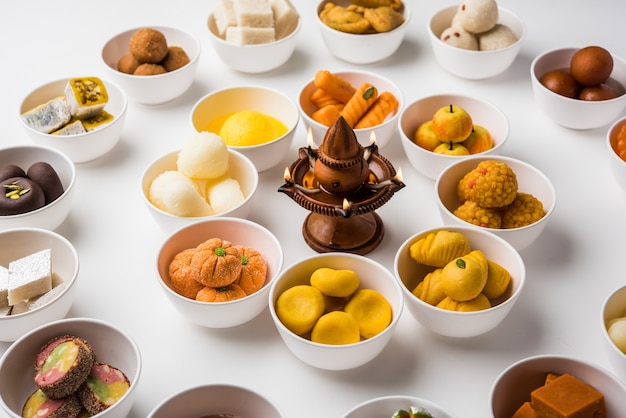 Rangoli de bonbons indiens assortis ou mithai dans un bol pour Diwali ou tout autre festival, mise au point sélective