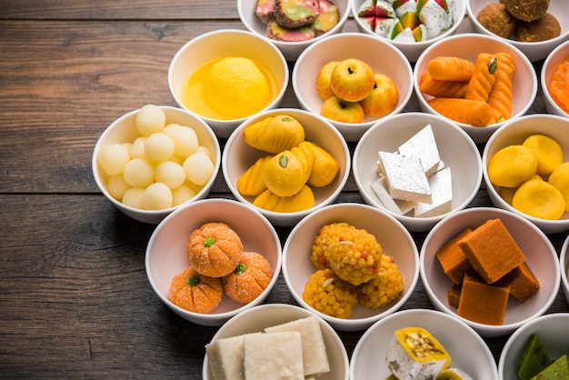 Rangoli de bonbons indiens assortis ou mithai dans un bol pour Diwali ou tout autre festival, mise au point sélective
