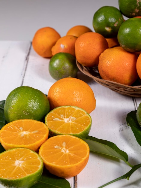 Photo rangpur citrus limonia ou citrus reticulata medica parfois appelé le citron vert rangpur citron vert ou lemandarin est un hybride entre la mandarine et le citron