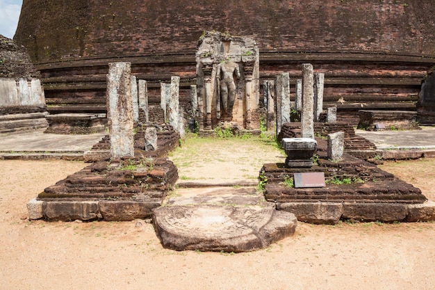 Rankoth Vehera ou Vihara est un stupa ou dagoba, situé dans l'ancienne ville de Polonnaruwa au Sri Lanka